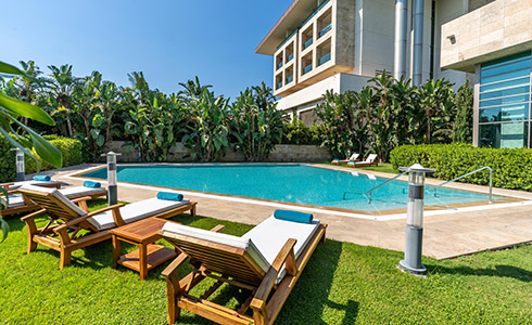 Regnum Sarya Spa Outdoor Pool 2 Card